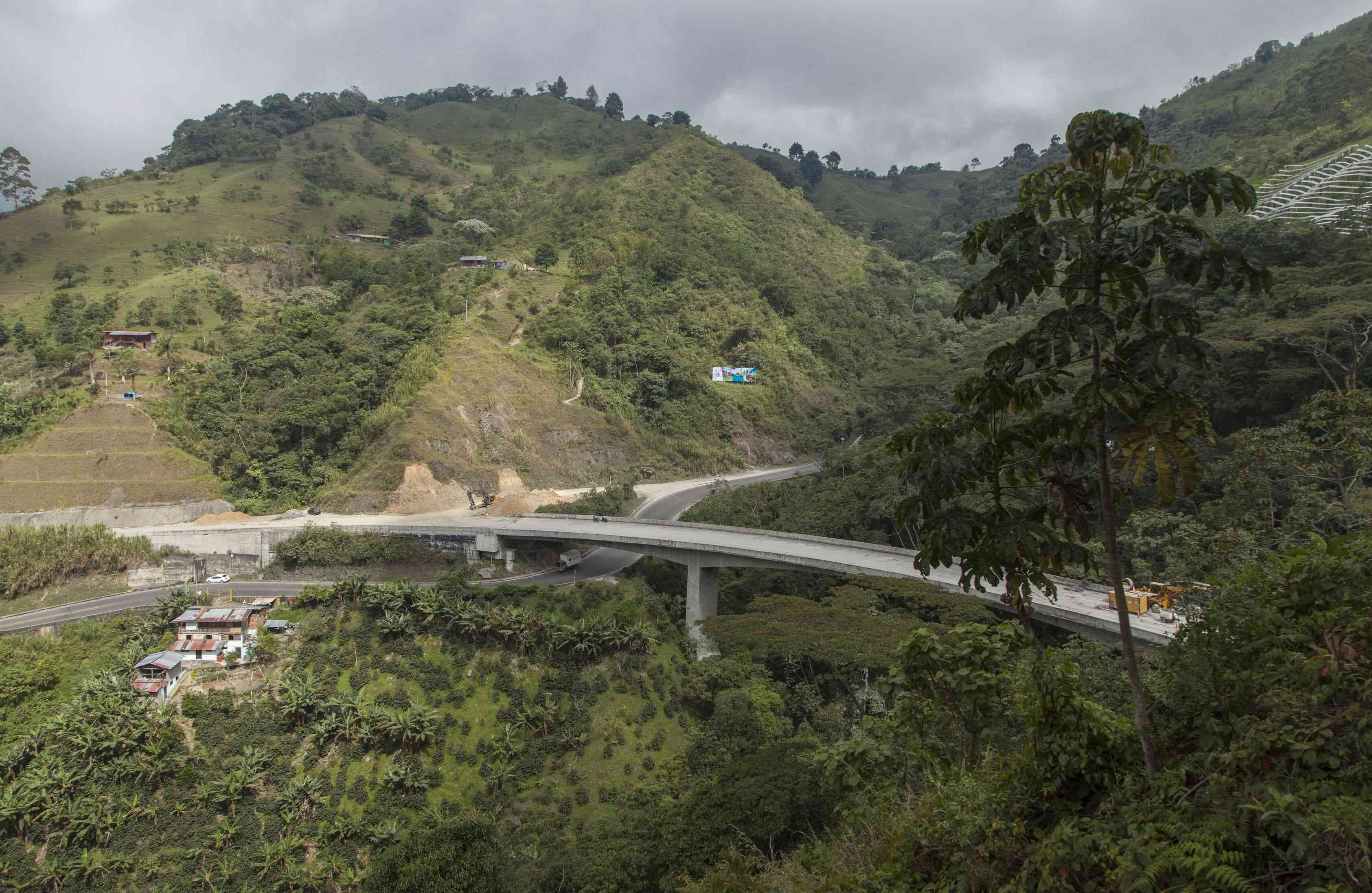 En septiembre también se habilitarán los 8,5 km del túnel principal, otros tres túneles cortos, cinco puentes y más de 13 km de doble calzada de la vía Calarcá - Cajamarca. Foto: Invías