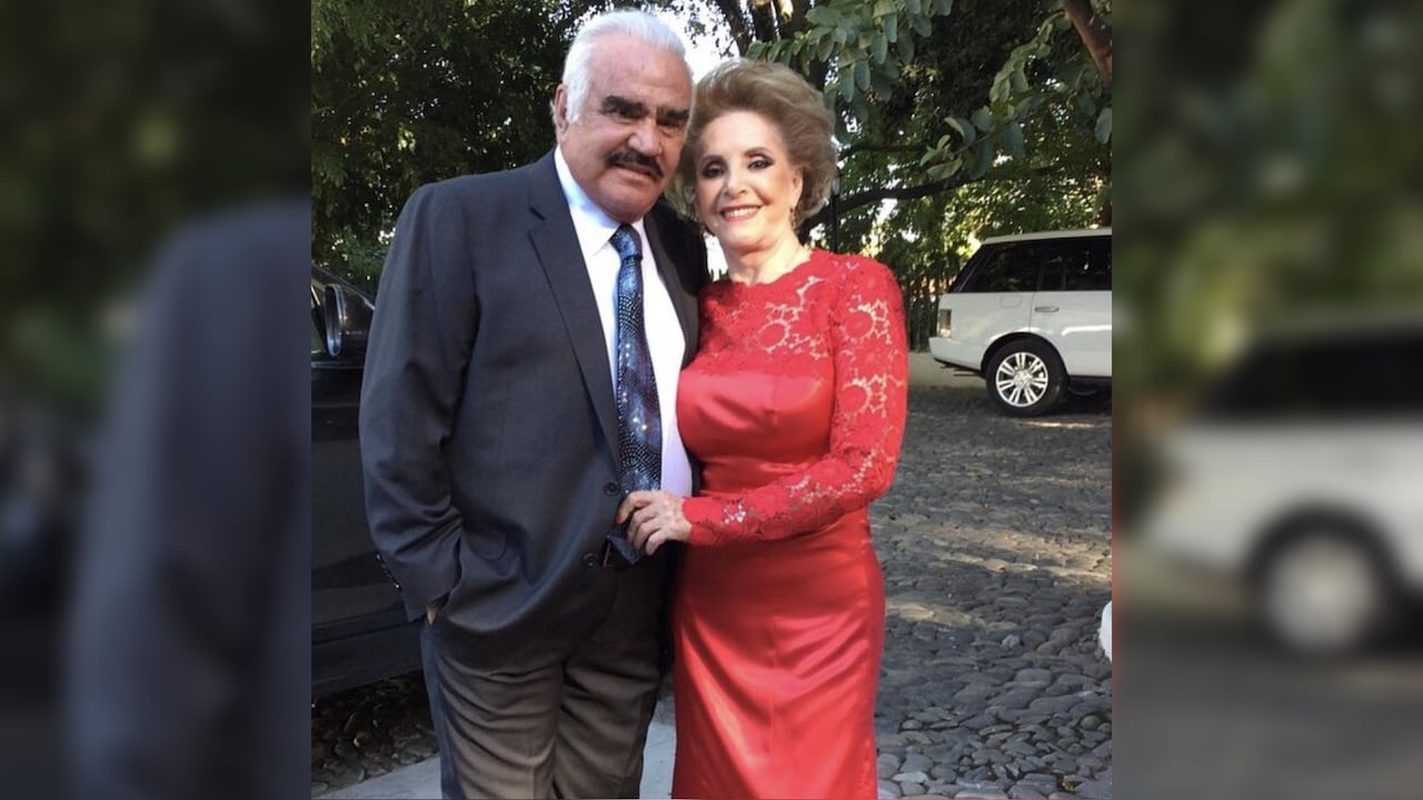 Yo no iba a andar detrás de él”, la esposa de Vicente Fernández rompe el silencio sobre supuestas infidelidades del cantante - Semana