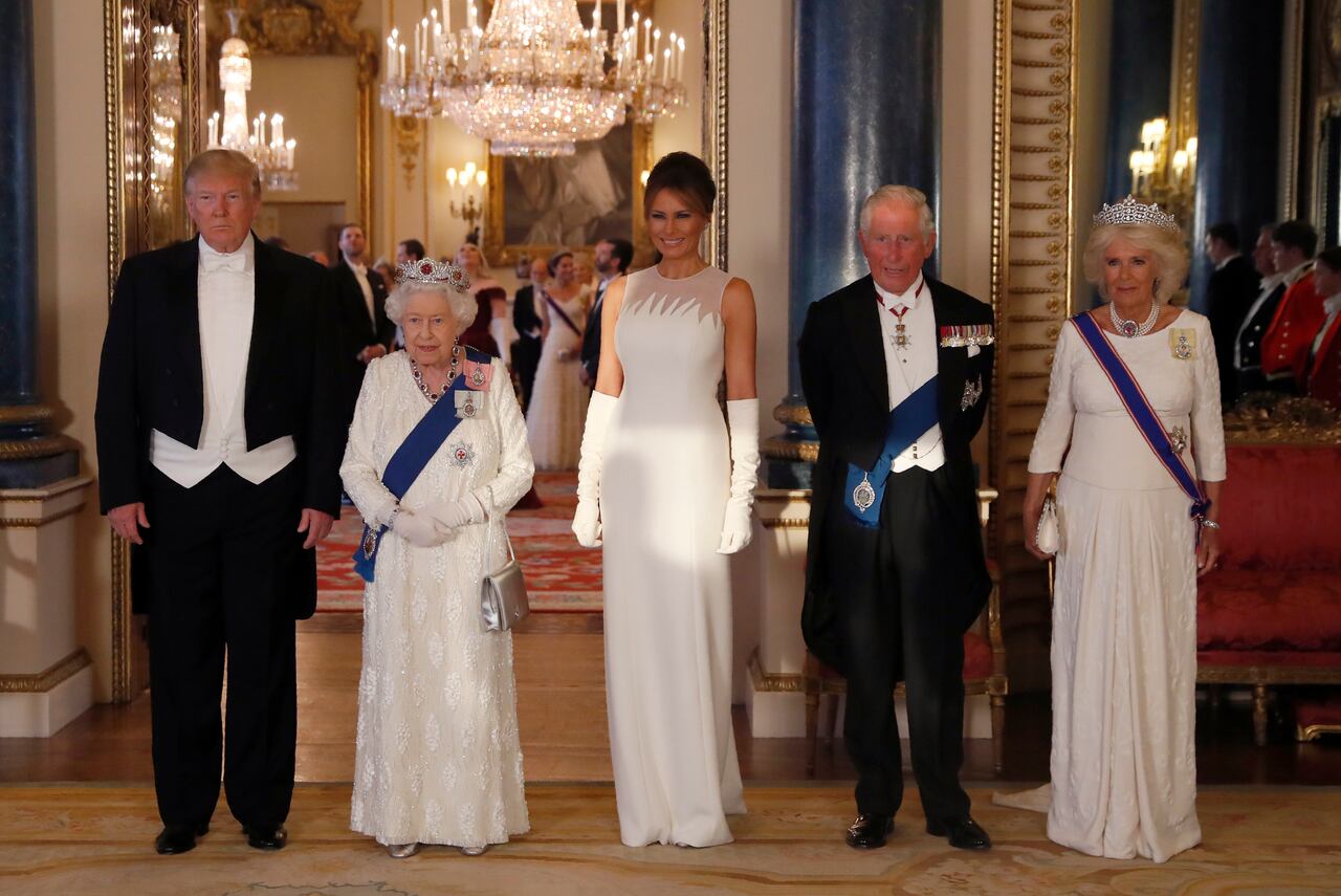 Donald Trump, la reina, Melania Trump, el príncipe de Gales y la duquesa de Cornualles, minutos antes de la gala en el Palacio de Buckingham en junio de 2019.