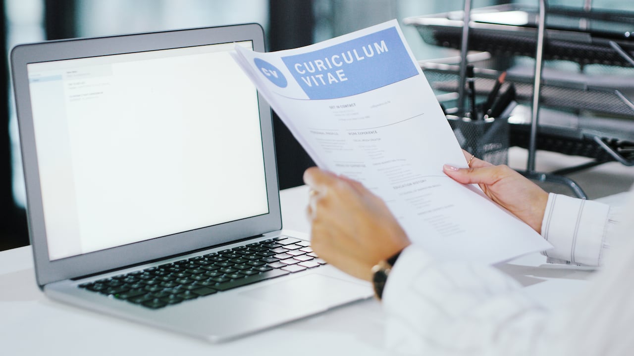 El desafío para las empresas en el corto plazo está en capacitar a sus colaboradores para cerrar esta brecha y generar una transformación desde el interior de las organizaciones con planes de formación para que los actuales talentos se preparen para nuevas posiciones laborales.