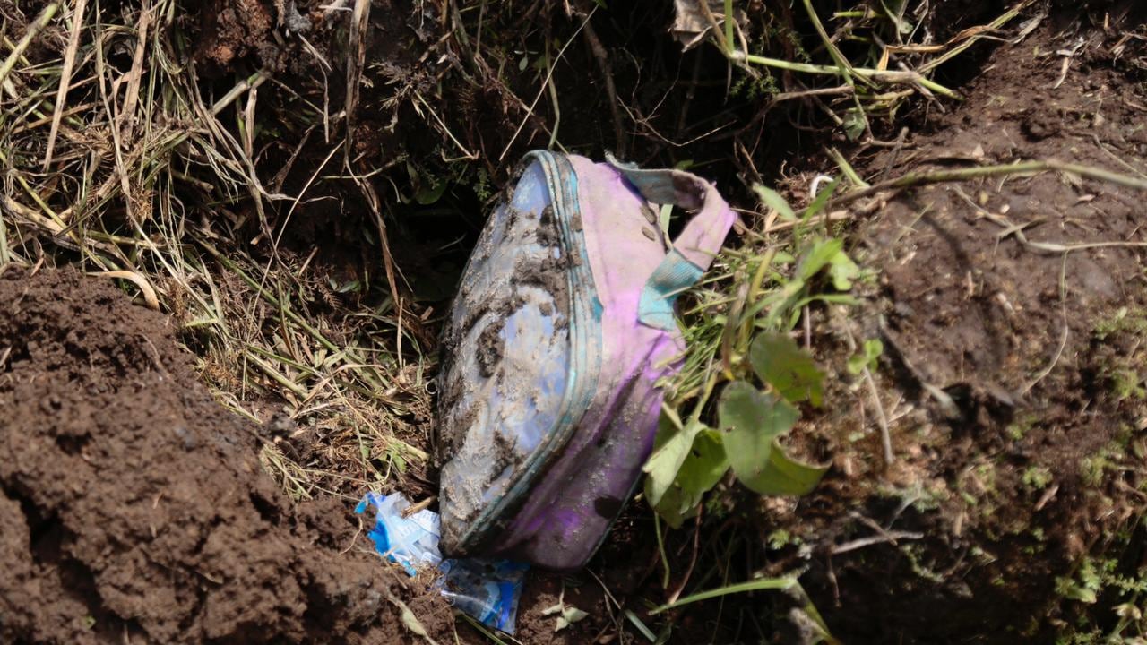 Bolso abandonado en medio de deslizamiento de tierra en la escuela La Lejía del municipio de Andes, Antioquia.