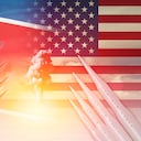 Banderas de Corea del Norte y Estados Unidos y, en el medio, misiles