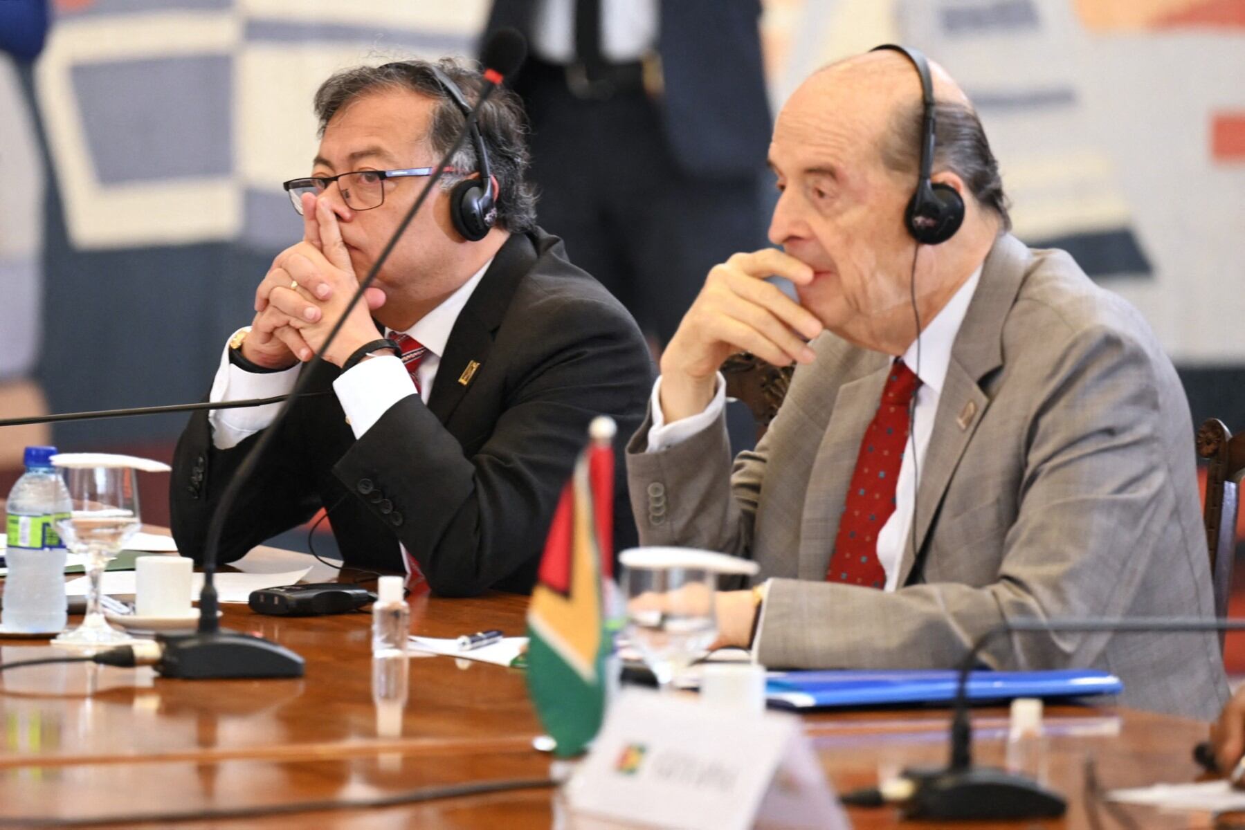 El presidente colombiano Gustavo Petro y su entonces ministro de Relaciones Exteriores, Álvaro Leyva, escuchan al presidente de Brasil, Luiz Inácio Lula da Silva, durante una reunión en Brasilia, el 30 de mayo de 2023
