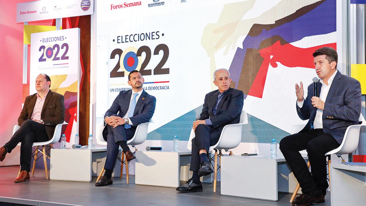 De izquierda a derecha, Nicolás Farfán, registrador delegado en lo electoral de la Registraduría; Daniel Palacios, ministro del Interior; Edulfo Peña, macroeditor de Nación de SEMANA, y Diego Molano, ministro de Defensa.