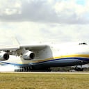 El Antonov AN-225 Mriya aterriza en el aeropuerto internacional de Perth el 15 de mayo de 2016 en Perth, Australia. El avión de carga ucraniano mide 84 metros de largo y tiene una envergadura de 88,4 metros y está en Perth. Foto Paul Kane/Getty Images