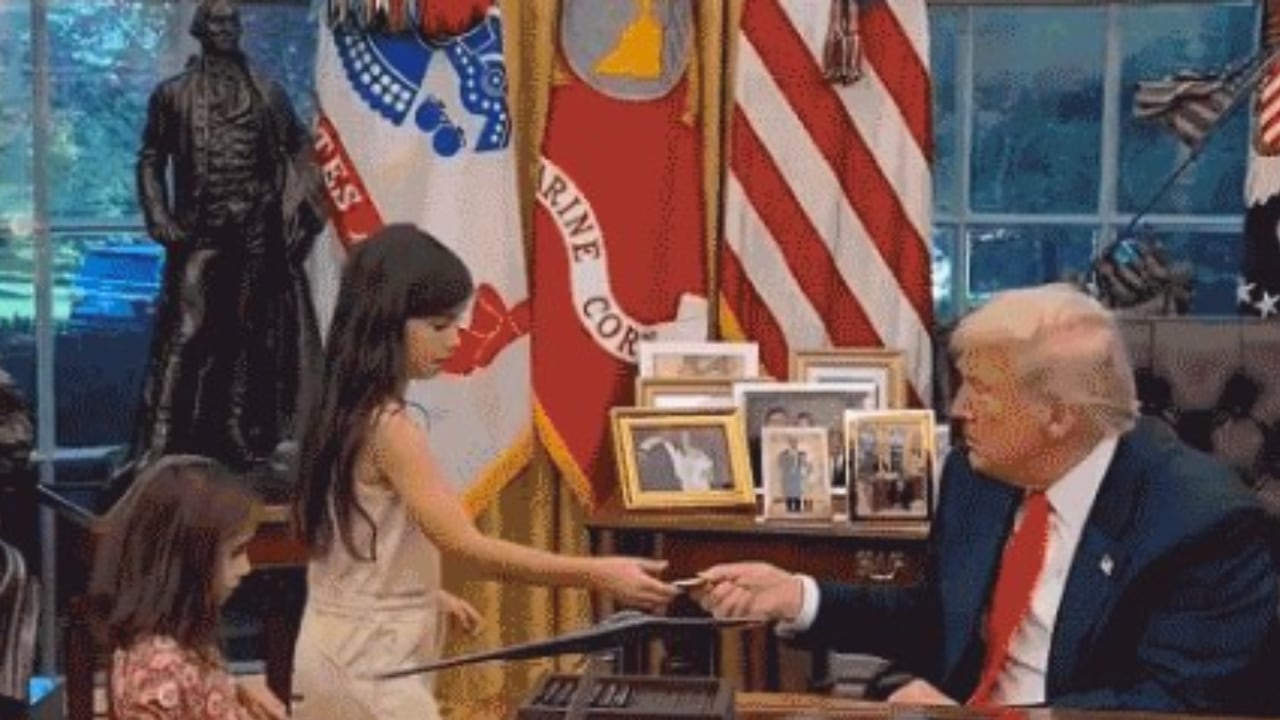 Trump se inclina para saludar a los niños en el Despacho Oval, en un gesto espontáneo que rápidamente se volvió viral en redes sociales.