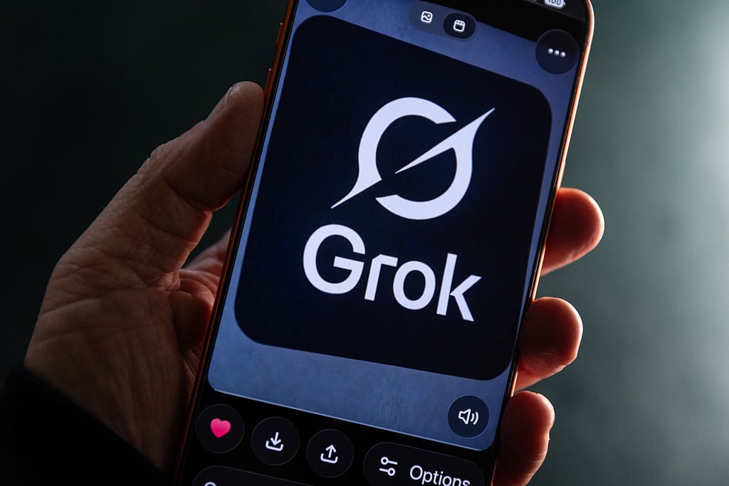 Grok, la IA de X, es acusada de violencia digital por profesora universitaria.