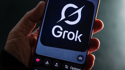 Grok, la IA de X, es acusada de violencia digital por profesora universitaria.
