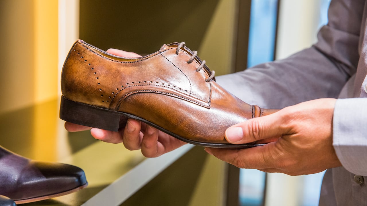 Un zapato de cuero, ejemplo del trabajo artesanal y la calidad que impulsa el sector de la marroquinería en los mercados internacionales.