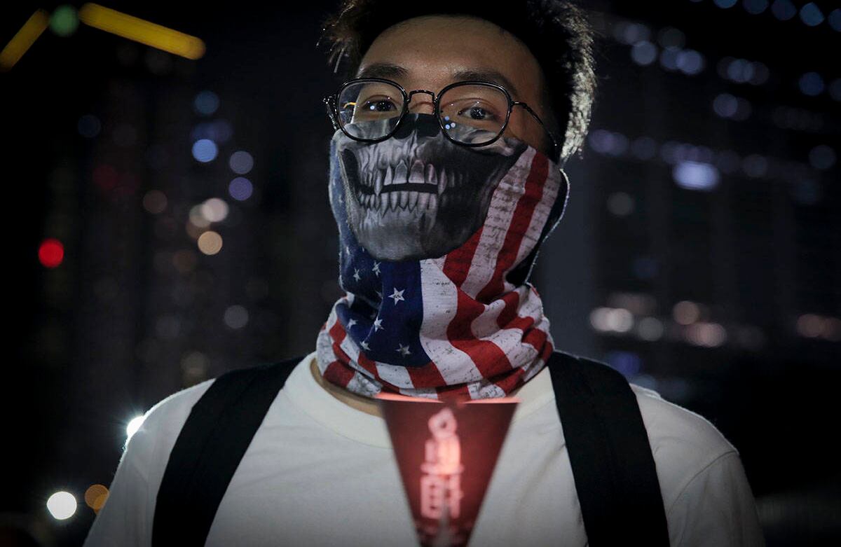 Un participante sostiene una vela durante una vigilia por las víctimas de la masacre de Tiananmen Square en 1989 en el Victoria Park en Causeway Bay, Hong Kong, el jueves 4 de junio de 2020, a pesar de las solicitudes para que se rechace oficialmente. (Foto AP / Kin Cheung)