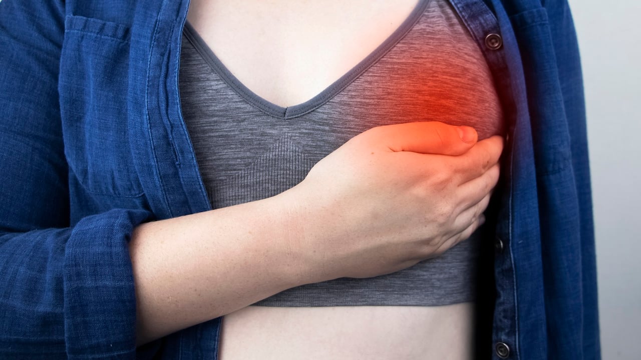 El cáncer de mama puede presentarse en las mujeres y raramente en los hombres.