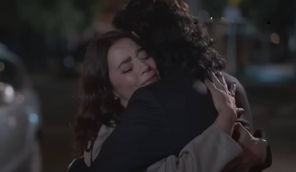 La doctora Paula y Pedro Coral despidiéndose.