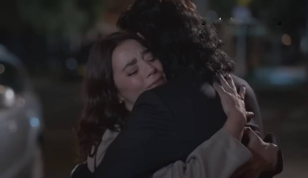 La doctora Paula y Pedro Coral despidiéndose.