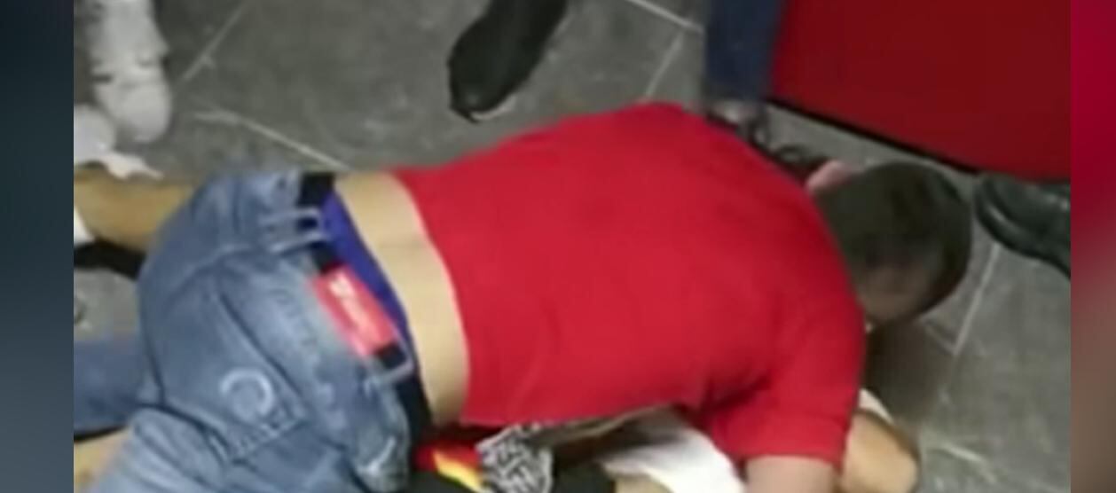 El hombre se lanzó encima de la joven
