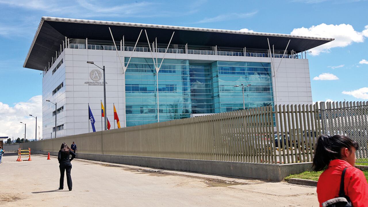 La propia Aerocivil confirmó que se adelantan investigaciones por hechos que enredan a funcionarios con las redes de tráfico de drogas. En la Fiscalía también se investigan estos casos, que serán informados al departamento antidrogas de Estados Unidos.