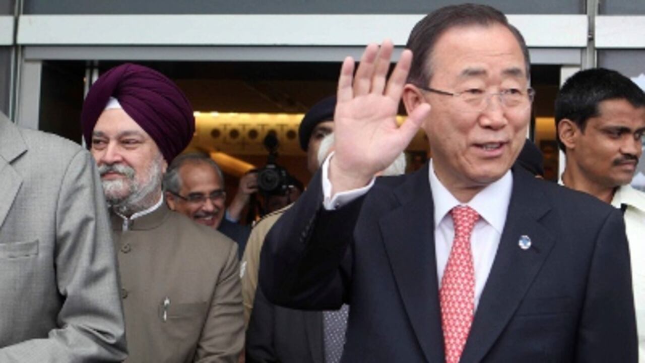 El secretario general de las Naciones Unidas, Ban Ki-moon, llega al aeropuerto interncional de Nueva Deli, India.