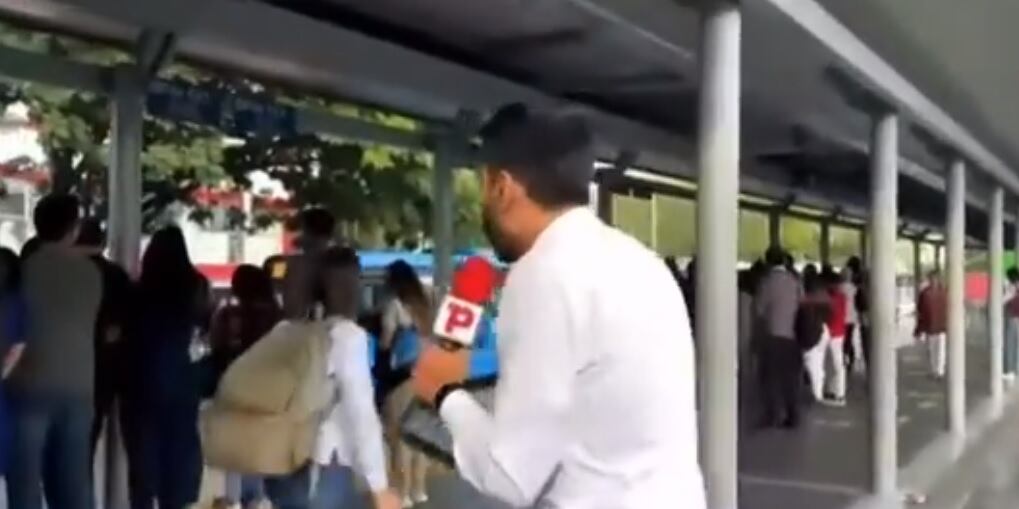 Periodista que informaba sobre caos en el MIO en Cali fue sacado de la estación Universidades.