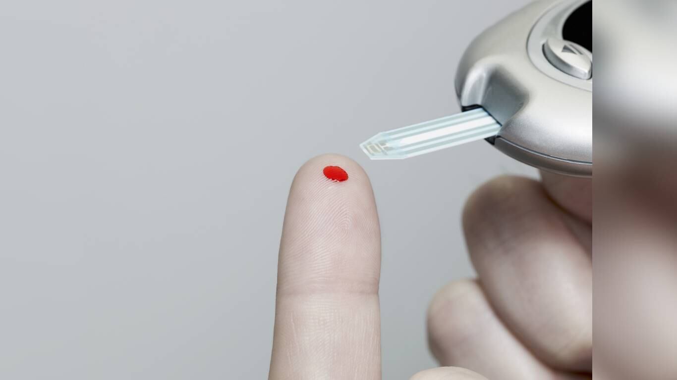 Expertos señalan que hay un orden a la hora de comer los alimentos para que no se disparen los niveles de azúcar en la sangre. Foto: Getty images.