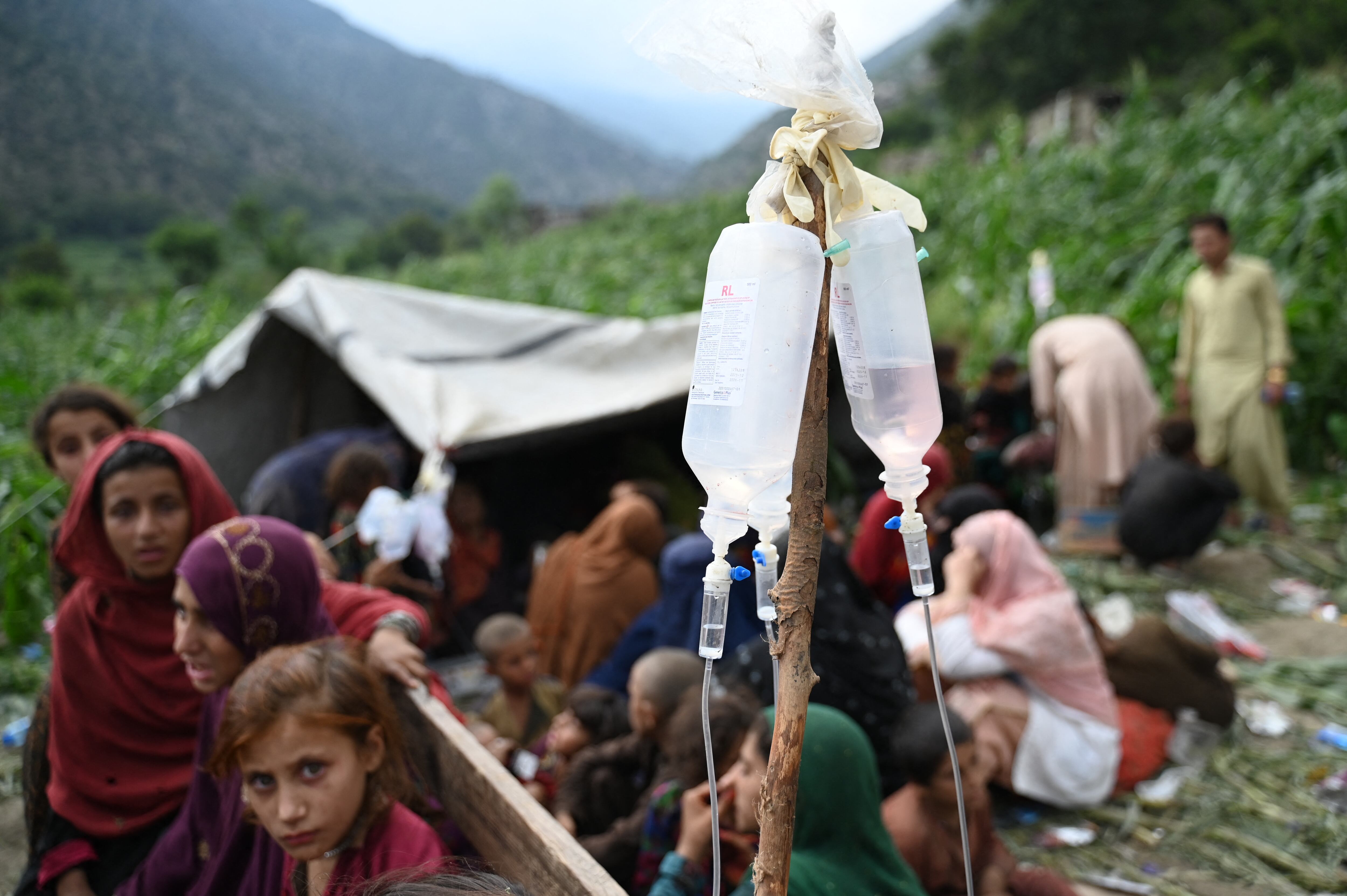 Mujer y niña heridas reciben tratamiento médico después del terrible temblor