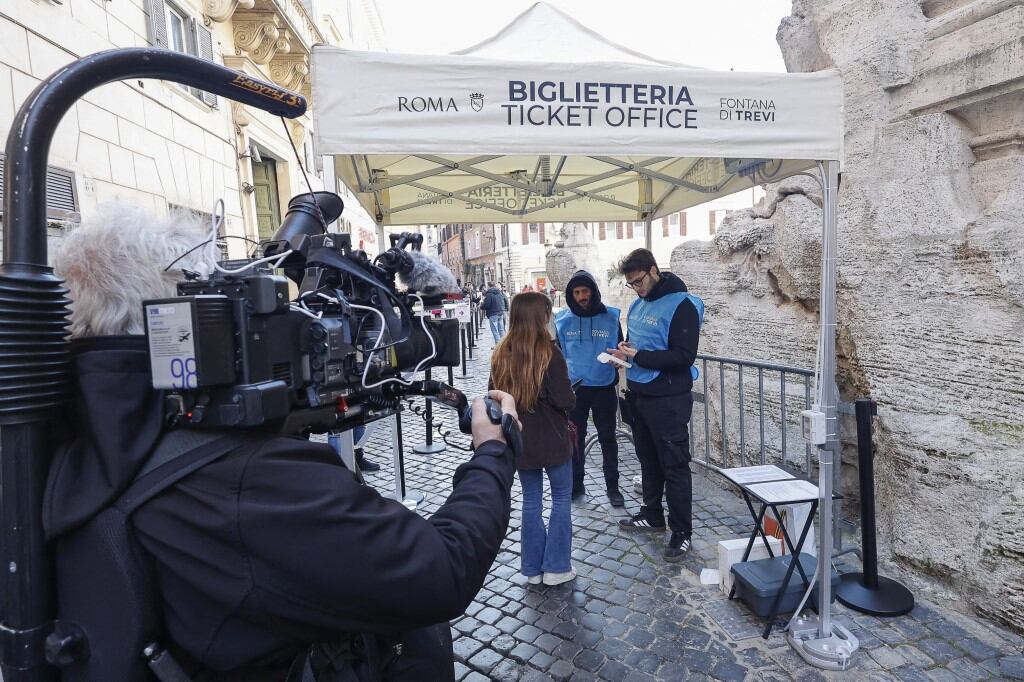 Los turistas acceden a la Fontana de Trevi después de pagar el boleto de entrada en Roma, Italia, el 2 de febrero de 2026