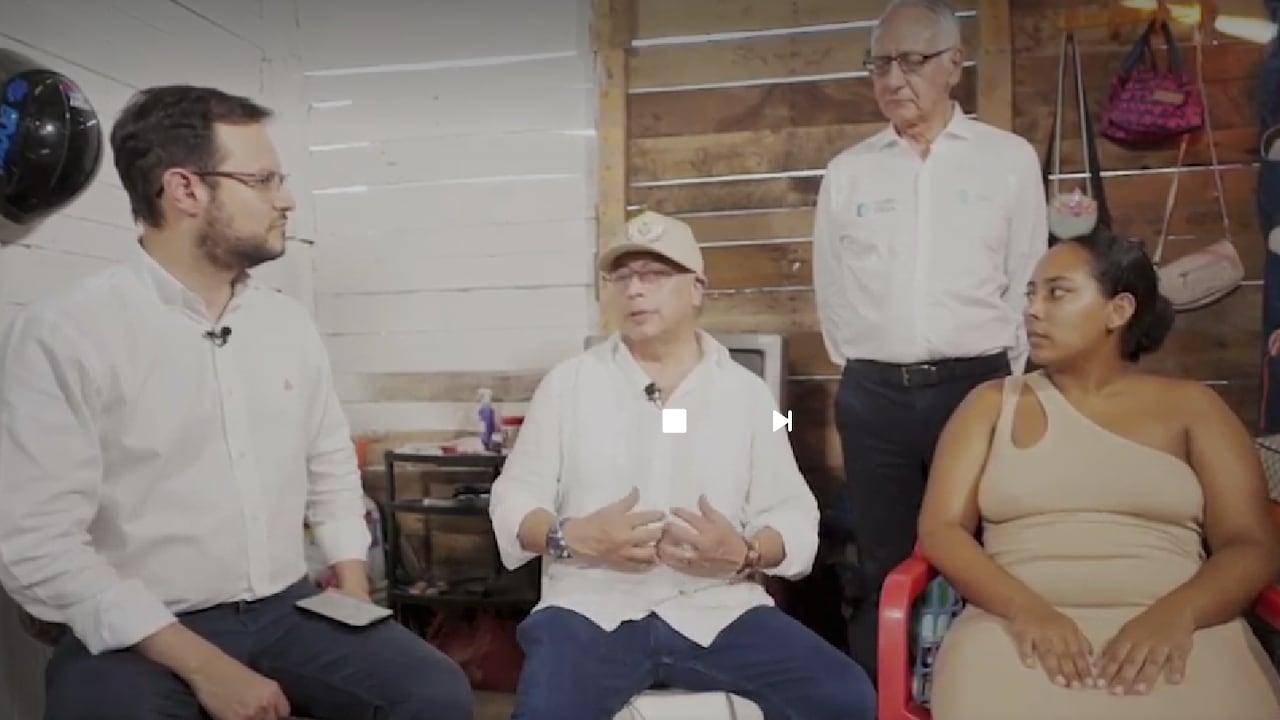 El presidente Gustavo Petro y el director de Noticias RCN, José Manuel Acevedo, en la entrevista