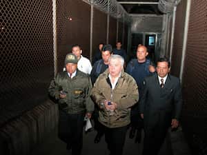 GILBERTO RODRIGUEZ EL DIA 3 DE DICIEMBRE DE 2004 MOMENTOS EN QUE SERIA ENVIADO A LOS ESTADOS UNIDOS EN CALIDAD DE EXTRADITADO.
FOTO POLICIA NACIONAL. DICIEMBRE 3 2004