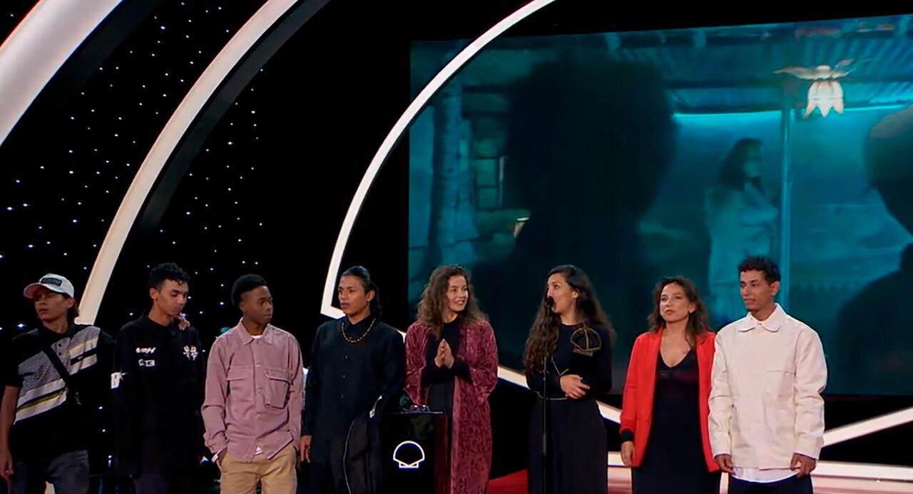 Laura Mora, las productoras Cristina Gallego y Mirlanda Torres y los protagonistas Andrés Castañeda, Cristian Camilo Mora, Davison Flores, Brahian Steven Acevedo y Cristian Campaña recibieron el máximo reconocimiento del festival, en ceremonia realizada en el teatro Kursaal de San Sebastián.