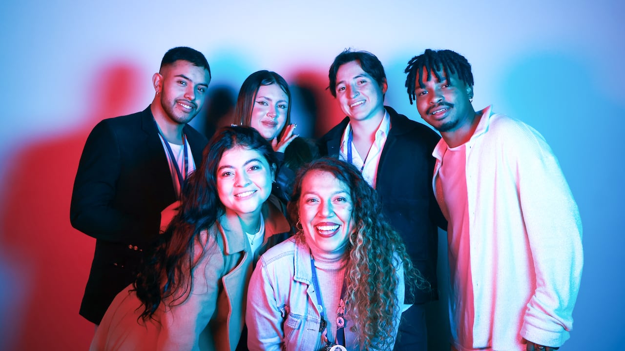 Promover un entorno laboral donde la DEI sea parte del ADN implica ir más allá de lo superficial; se trata de un compromiso genuino con la justicia y la igualdad.