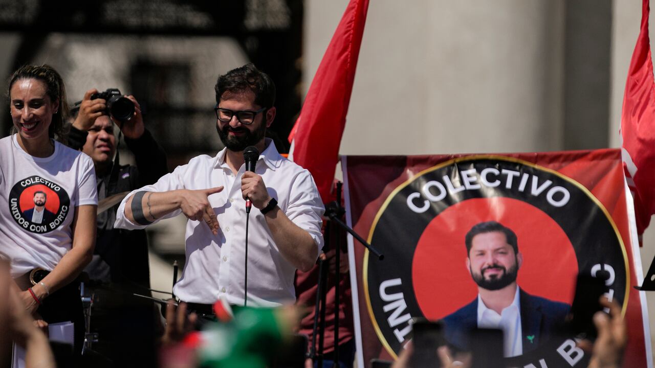 El presidente de Chile, Gabriel Boric, hace gestos con sus partidarios durante una manifestación frente al palacio presidencial de La Moneda en Santiago, Chile, el sábado 30 de septiembre de 2023. (Foto AP/Esteban Félix)