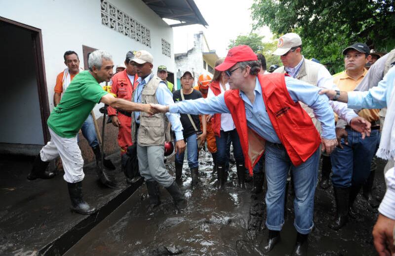 Juan Manuel Santos (Colombia, 2010 – presente). Al mandatario se le diagnosticó un cáncer de próstata localizado, del cual fue intervenido este 3 de octubre. Santos, de 61 años, fue operado en la Fundación Santa Fe de Bogotá y la cirugía fue exitosa y con evolución satisfactoria, según informes de su equipo médico.