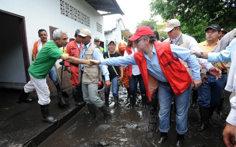 Juan Manuel Santos (Colombia, 2010 – presente). Al mandatario se le diagnosticó un cáncer de próstata localizado, del cual fue intervenido este 3 de octubre. Santos, de 61 años, fue operado en la Fundación Santa Fe de Bogotá y la cirugía fue exitosa y con evolución satisfactoria, según informes de su equipo médico.