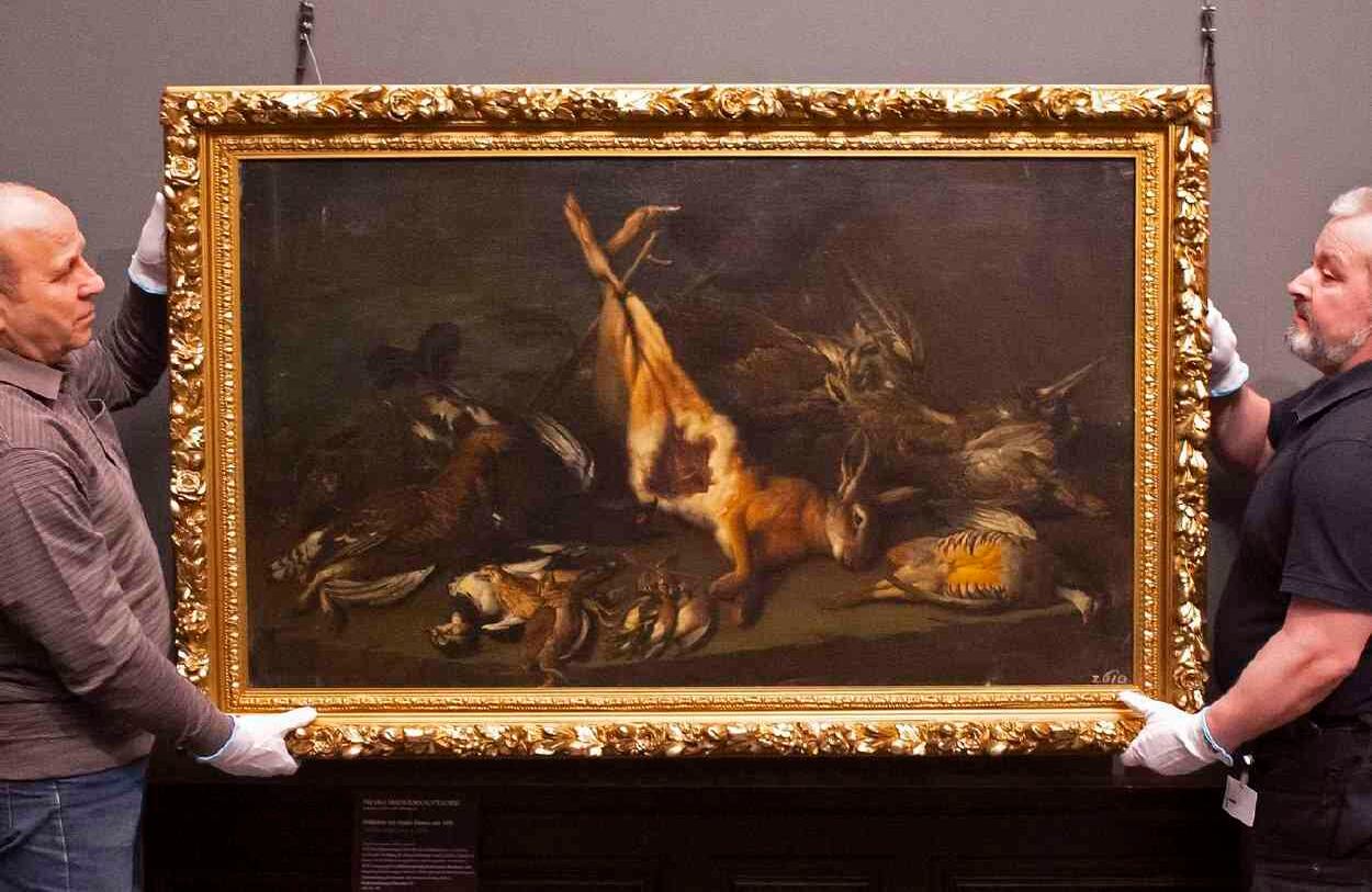 Febrero 18 - Trabajadores cuelgan la obra de arte 'Stillleben mit einem Hasen' de Pietro Francesco Cittadini. La pieza había sido saqueada y volvió a a Dresden, Alemania después de 70 años. FOTO: Jens Meyer/AP