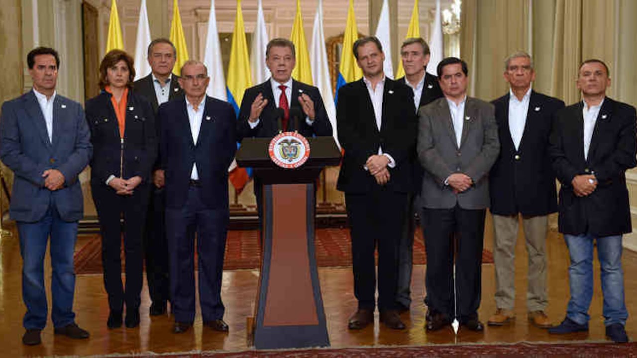 Tras perder el plebiscito Santos habló junto a sus ministros para convocar a un diálogo con todas las fuerzas políticas.