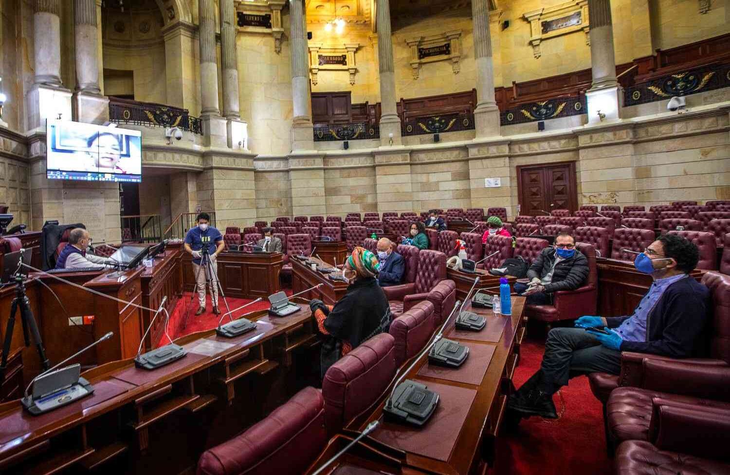Los congresistas guardaron distancia durante la sesión de la Comisión de Paz del Senado. Foto: Juan Carlos Sierra / SEMANA