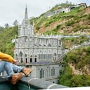 Turista mirando hacia la Iglesia de Las Lajas en Pasto, Nariño, Colombia.