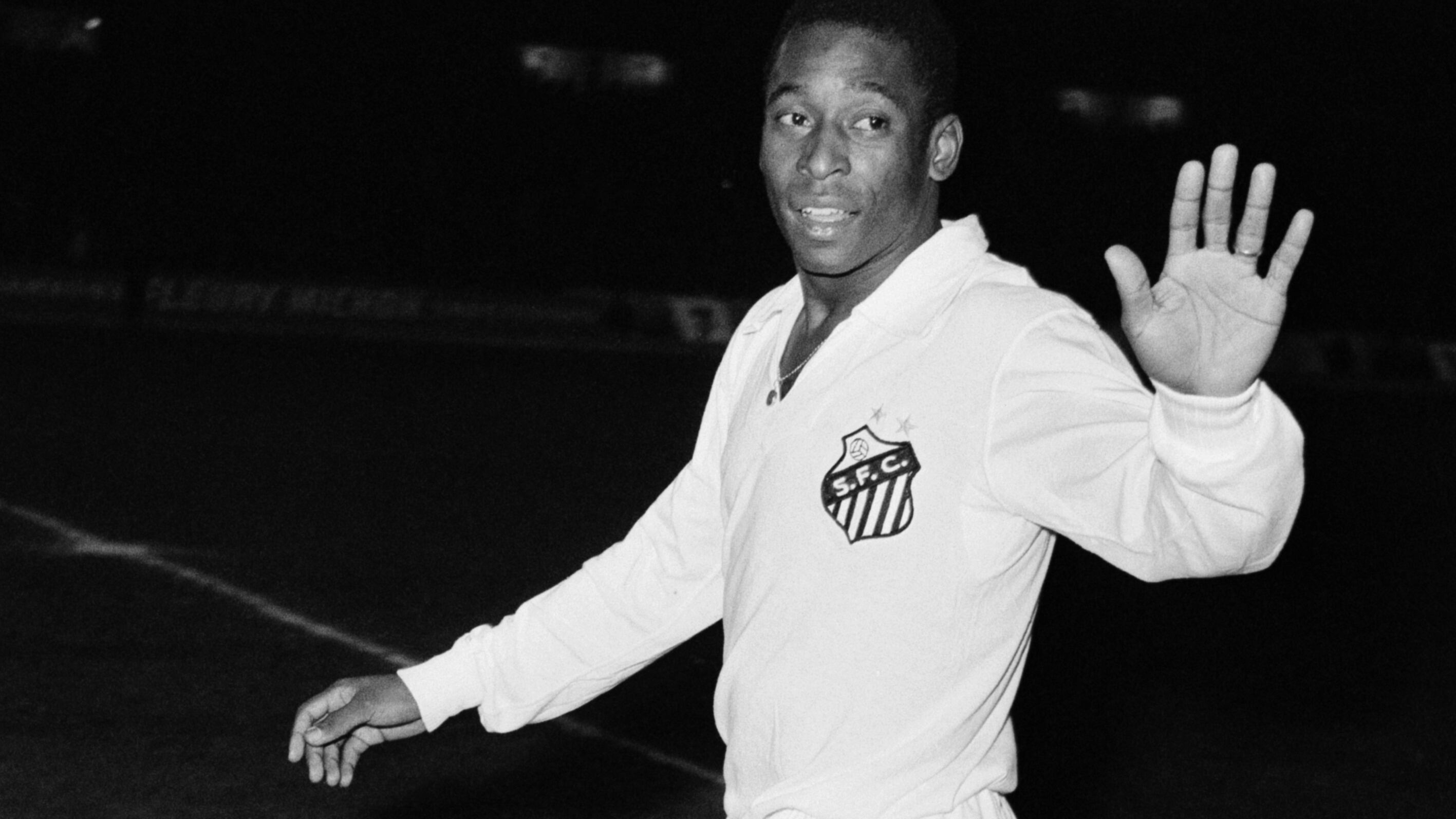 Pelé, jugador del Santos de Brasil y una de los mejores futbolistas de la historia.