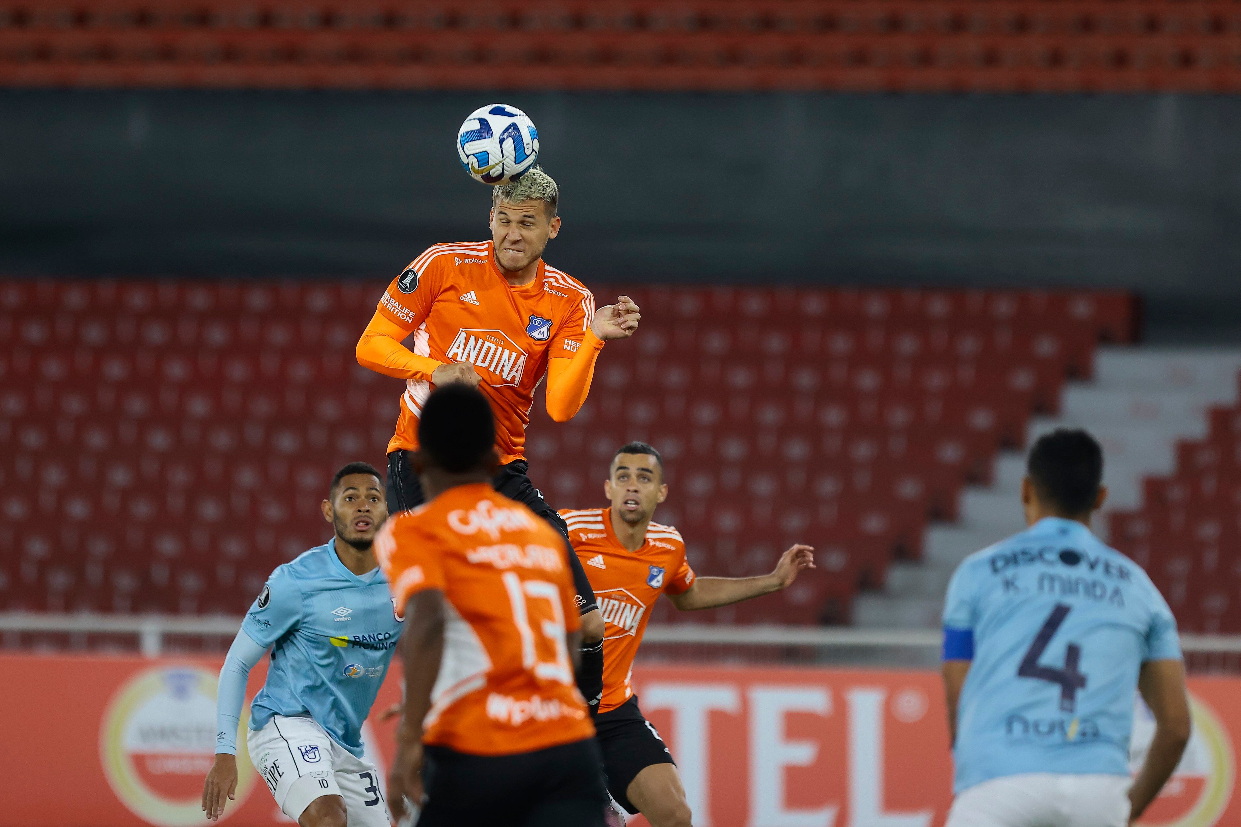 Juan Pablo Vargas ganando un duelo aéreo sobre los rivales ecuatorianos.