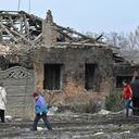 Los residentes locales caminan junto a una casa dañada después de un ataque con misiles rusos en la ciudad de Kostyantynivka, en la región de Donetsk, el 2 de abril de 2023, en medio de la invasión rusa de Ucrania.