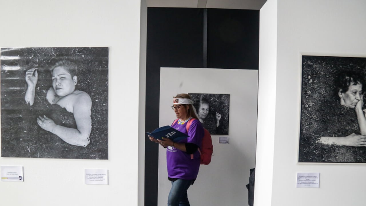 Exposición fotográfica de los falsos positivos en la sede de la JEP.
