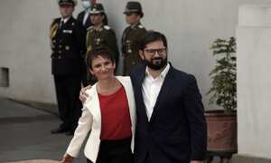 Cambio de ministros del gobierno Boric. Presidente posa con Carolina Toha, nueva ministra del Interior.