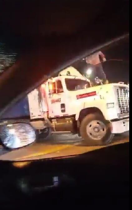 Una tractomula de un circo tumbó un semáforo en Cali.