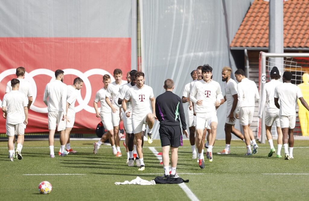 El equipo del Bayern de Múnich asiste a una sesión de entrenamiento el 29 de abril de 2024 en Múnich, sur de Alemania, en vísperas del partido de ida de la semifinal de la Liga de Campeones de la UEFA entre el FC Bayern de Múnich y el Real Madrid CF. (Foto de Michaela BOZO / AFP)