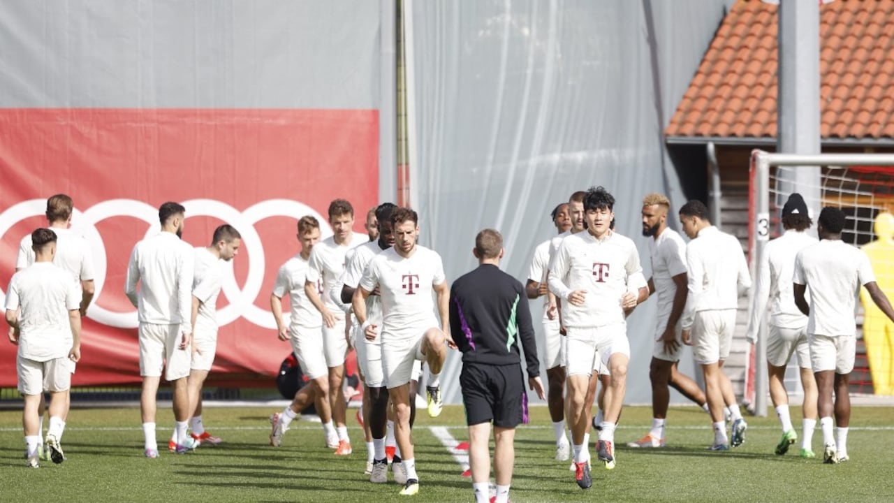 El equipo del Bayern de Múnich asiste a una sesión de entrenamiento el 29 de abril de 2024 en Múnich, sur de Alemania, en vísperas del partido de ida de la semifinal de la Liga de Campeones de la UEFA entre el FC Bayern de Múnich y el Real Madrid CF. (Foto de Michaela BOZO / AFP)