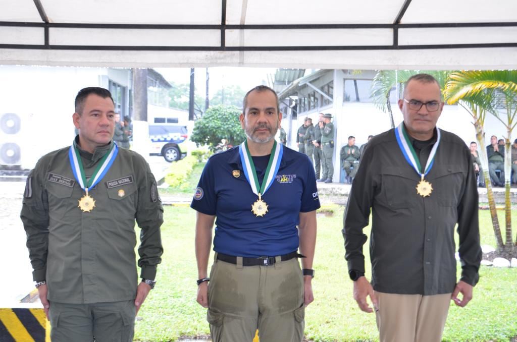 Coronel (r) Juan Pablo Bernal de la Policía Nacional, siendo condecoración otorgada por la gobernación del Putumayo junto a delegados de INL.