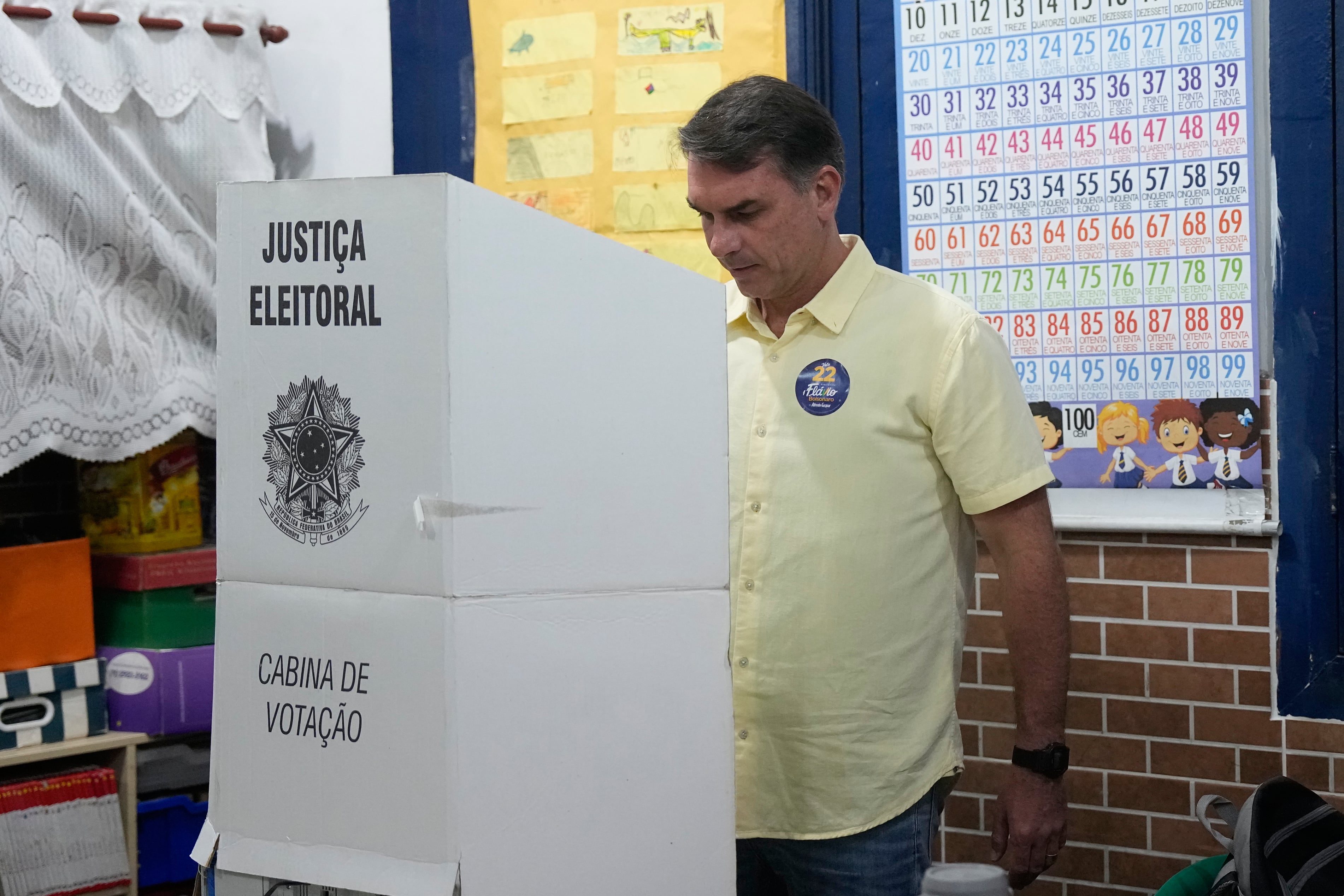 El senador Flávio Bolsonaro, candidato presidencial de la oposición, vota en la segunda vuelta de las elecciones presidenciales en Río de Janeiro.