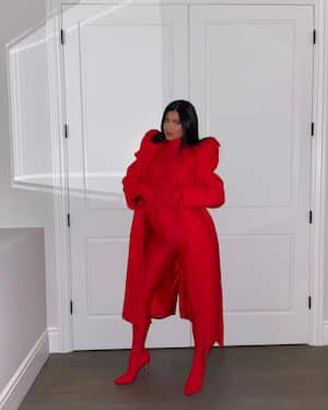 Kylie Jenner en un enterizo, muestra su embarazo.
