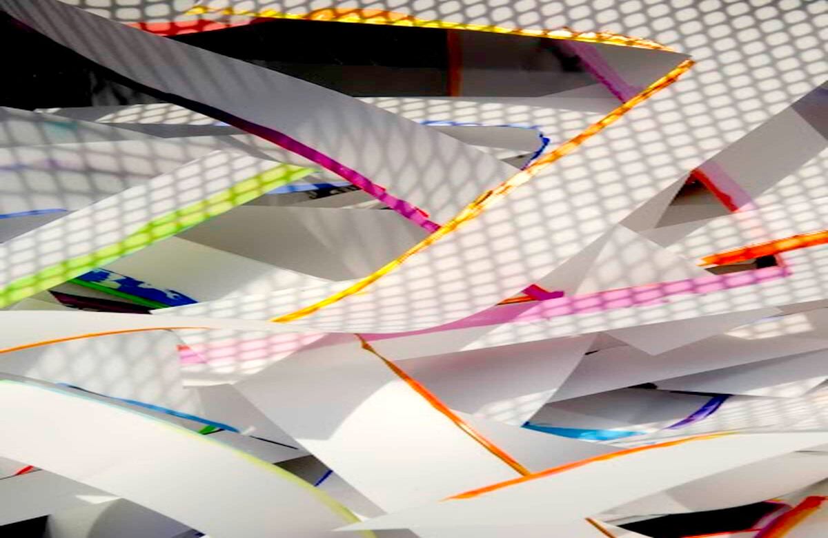 Con una visión única, Mehlman tiene la capacidad de transformar objetos y espacios insignificantes en imágenes sorprendentes, encontrando belleza en los lugares más modestos.