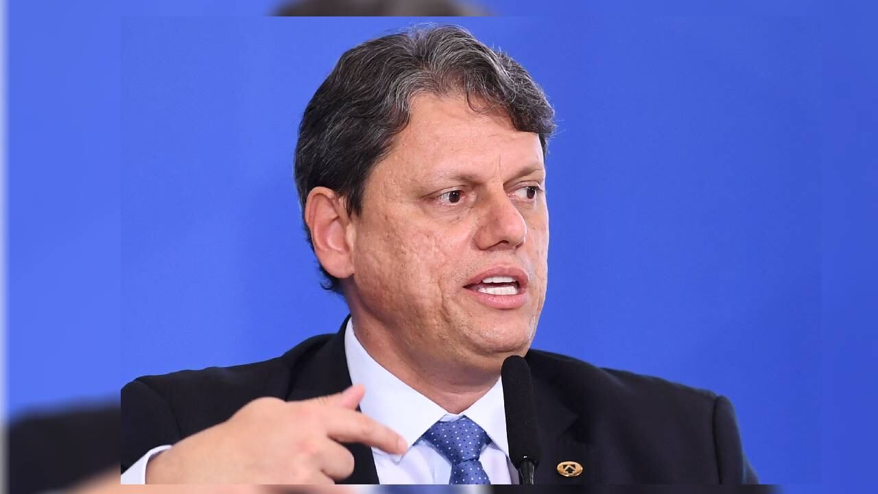 Foto tomada el 18 de mayo de 2021, cuando el ahora exministro de Infraestructura de Brasil, Tarcísio Gomes de Freitas, pronuncia un discurso durante el lanzamiento del Programa Gigantes do Asfalto, que tenía como objetivo reducir la burocracia para el transporte de carga.