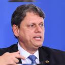 Foto tomada el 18 de mayo de 2021, cuando el ahora exministro de Infraestructura de Brasil, Tarcísio Gomes de Freitas, pronuncia un discurso durante el lanzamiento del Programa Gigantes do Asfalto, que tenía como objetivo reducir la burocracia para el transporte de carga.