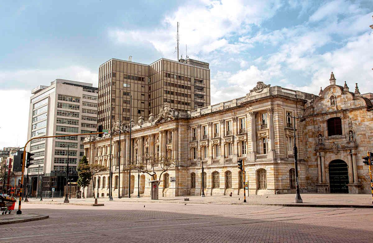 Una de las medidas en contra de la covid-19 que se han llevado a cabo es el pico y género, iniciativa de la alcaldesa de Bogotá para restringir las salidas de los ciudadanos para el abastecimiento de víveres según el género. Clara Moreno-SEMANA